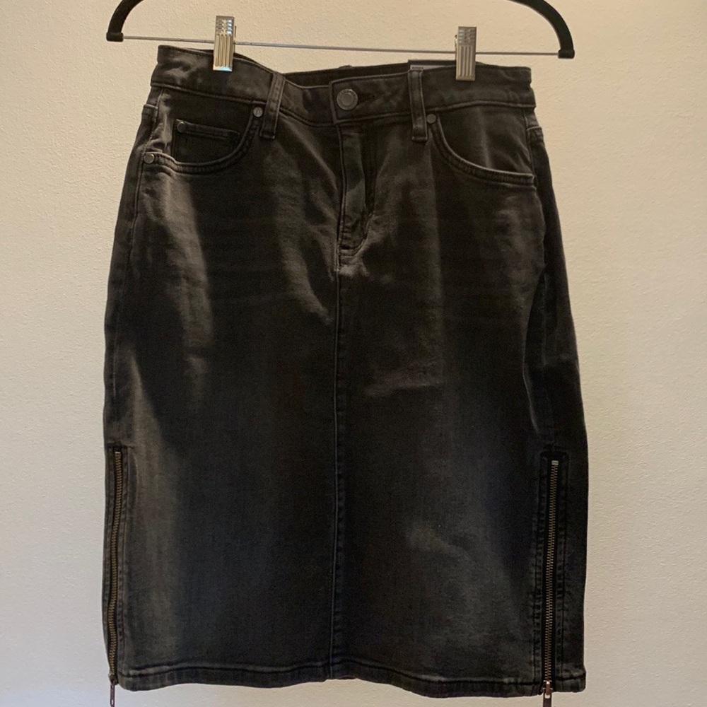 Simply Vera Wang, 2, denim knee length skirt with zippers on the sides